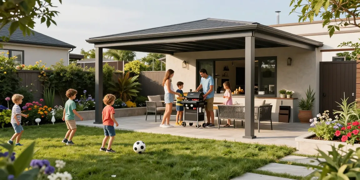 Freistehende Terrassenüberdachung - Familie genießt BBQ unter modernem Dach in schönem Garten.
